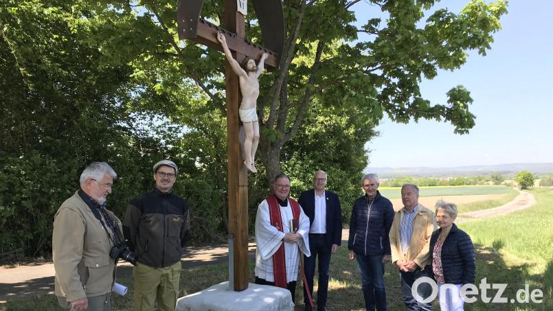 Ludwig Graf, Jürgen Huber, Pfarrer Michael Birner, Bürgermeister Bernhard Lindner, Josef Wismeth, Konrad und Inge Huber freuten sich über das 100 Jahre alte restaurierte Wegekreuz am Ochsenschlag. Bild: Marianne Moosburger (mma) [mma] (MARIANNE.MOOSBURGER@T-ONLINE.DE)