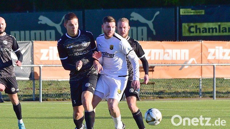 Lukas Däbritz (weißes Trikot) verlässt die DJK Vilzing. Grund dafür könnte Ehefrau Sara sein. Bild: dme
