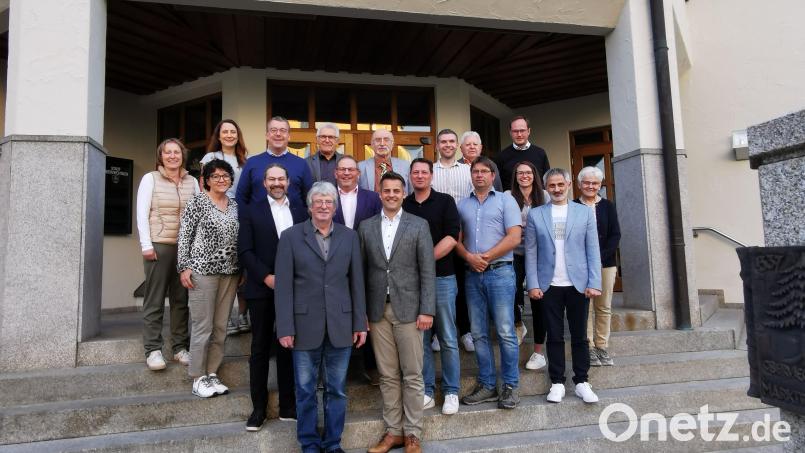 Das komplette Stadtratsgremium verabschiedet den früheren Oberviechtacher Amtsleiter Wolfgang Ruhland (vorne, links) in den Ruhestand. Bürgermeister Rudolf Teplitzky (rechts) und die Fraktionssprecher (dahinter) danken für das außerordentliche Engagement in 38 Jahren. Bild: Portner