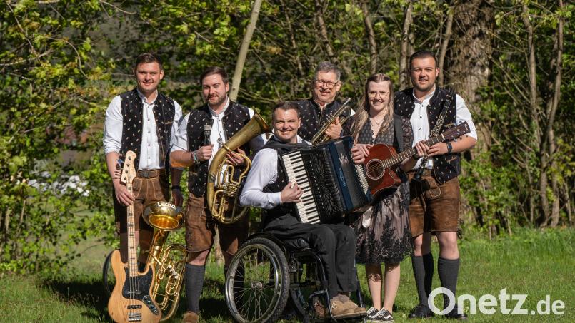 Die „Oberpfälzer Stodlmuse“ mit (von links) Andreas Thanhäuser, Mathias Roth, Thomas Krämer, Stefan Karl, Maria Baumer und Lucas Gillitzer spielt in der Original-Oberkrainer-Besetzung. Bild: Robert Zach