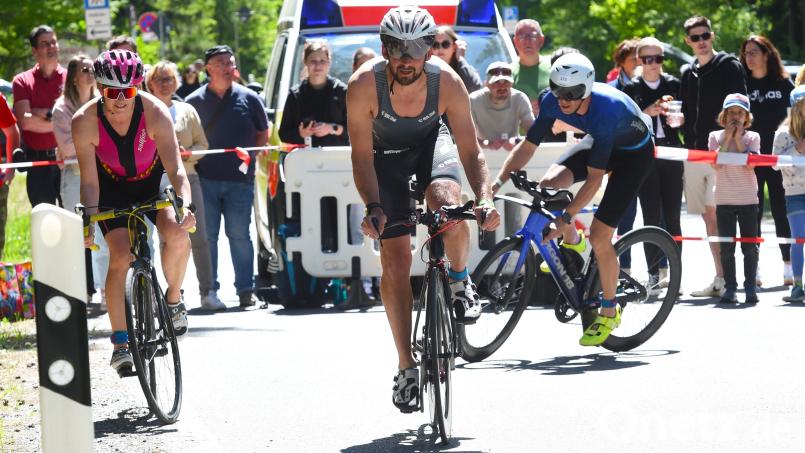 Beim Weidener Triathlon waren auf der Radstrecke auch gelungene Wendemanöver gefragt. Bild: Büttner