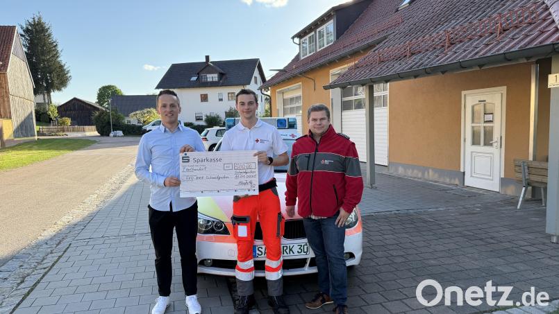 Die BRK-Bereitschaft Schmidgaden bekam eine 500-Euro-Spende für die Neuanschaffung eines Einsatzfahrzeugs. Bild: Johanna Manner