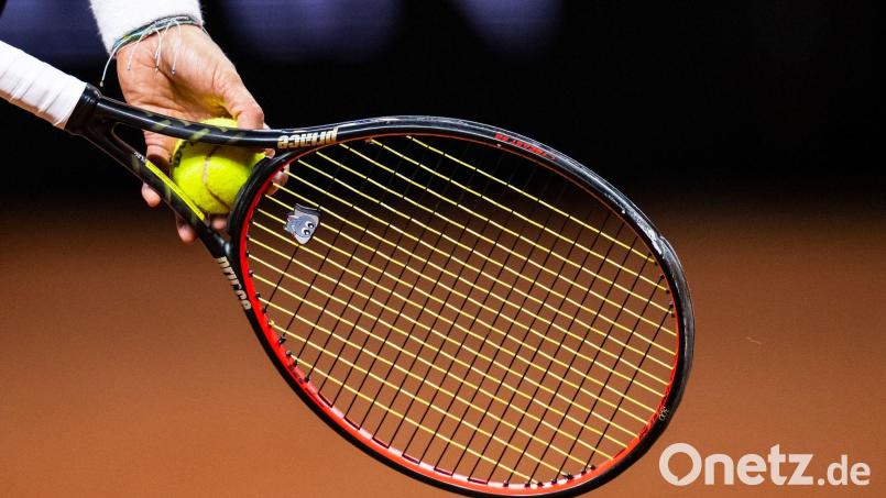 Eine Person hält einen Tennisschläger in der Hand. Bild: Tom Weller/dpa/Symbolbild