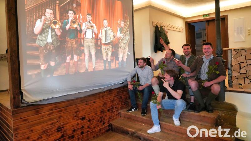 Die Waldthurner Hulzstoussboum bestaunen sich beim Brettlspitzen - Public Viewing am Muttertag im Waldthurner Kühnhauser Saal. Sitzend von links: Jonas Kraus, Andreas Holfelner, Julian Bauer, Konstantin Stahl und vorne Max Steiner. Bild: fvo