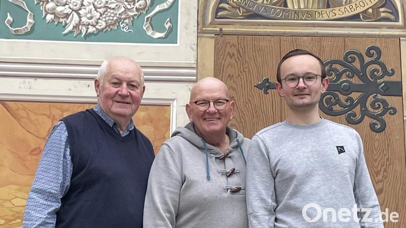 Das Spielleitungs-Trio des Festspielvereins für den „Boandkkramerblues“ vor der Himmelspforte. Von links: Altbürgermeister Hans Drexler (Regie), Roland Fritsch (Inszenierung und Technik) und Vorsitzender Ludwig Koller (Organisation). Bild: u