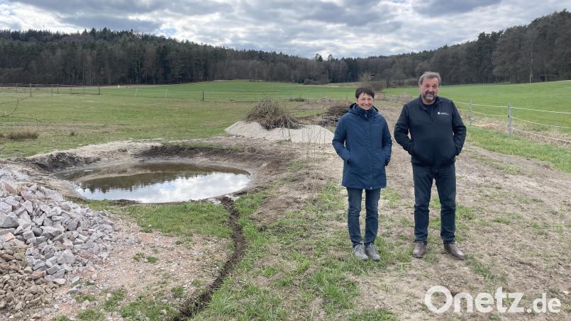 Landwirtin Renate Dietl und Balduin Schönberger, Fachberater des AELF Schwandorf, bei der Abnahme der ökologischen Maßnahme Bild: Marianne Badura/ALE Oberpfalz
