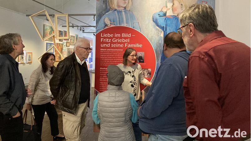 Ausstellungsführerin Monika Ehrenreich (Bildmitte) begleitet Jutta und Peter Griebel (Zweite und Dritter von links) und die Mosbacher Delegation um Pfarrer Richard Lallathin (links) durch die Sonderausstellung „Fritz Griebel. gemalt.geschnitten.gewebt“. Bild: aks