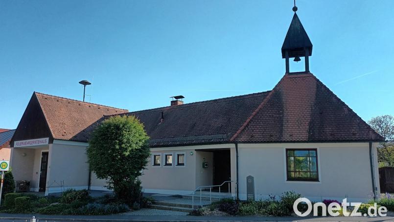 Als vorbildliches Gemeinschaftswerk von Dorfgemeinschaft, Kapellenbauverein und Gemeinde lobte Bürgermeisterin Carmen Pepiuk die Renovierung des Pichlberger Gemeinschaftshauses mit Kapelle. Bild: bjp