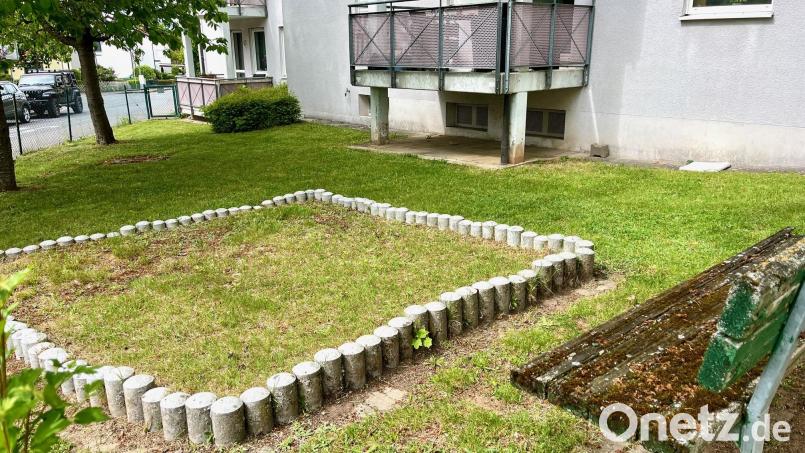 Der private Spielplatz einer Wohnanlage in Weiden. Hier hat schon lange kein Kind mehr gespielt. Nach der Bayerischen Bauordnung ist die Anlage aber Pflicht. Ab Oktober soll sich das ändern. Bild: Gabi Schönberger