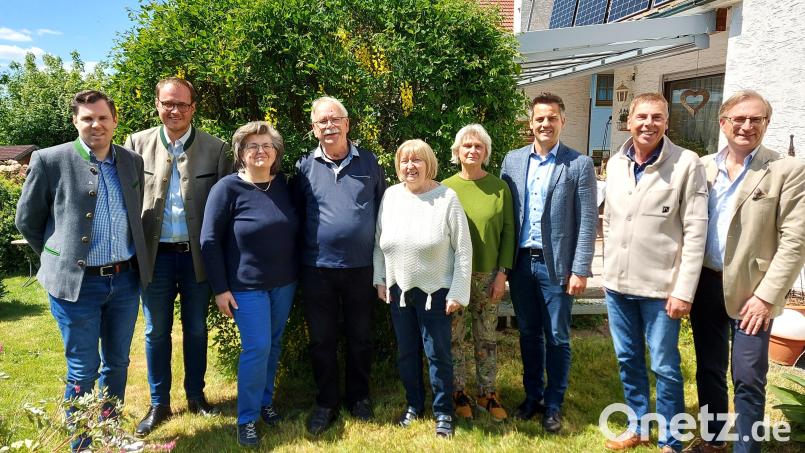 Vertreter des CSU-Ortsverbands und Bürgermeister Rudolf Teplitzky zählten neben der Familie zur Gratulantenschar von Günther Flierl. Bild: lg