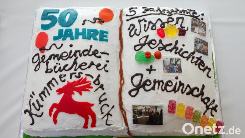 Zum 50-Jährigen der Gemeindebibliothek Kümmersbruck gab es auch eine Geburtstagstorte – natürlich in Buchform. Bild: Wolfgang Steinbacher