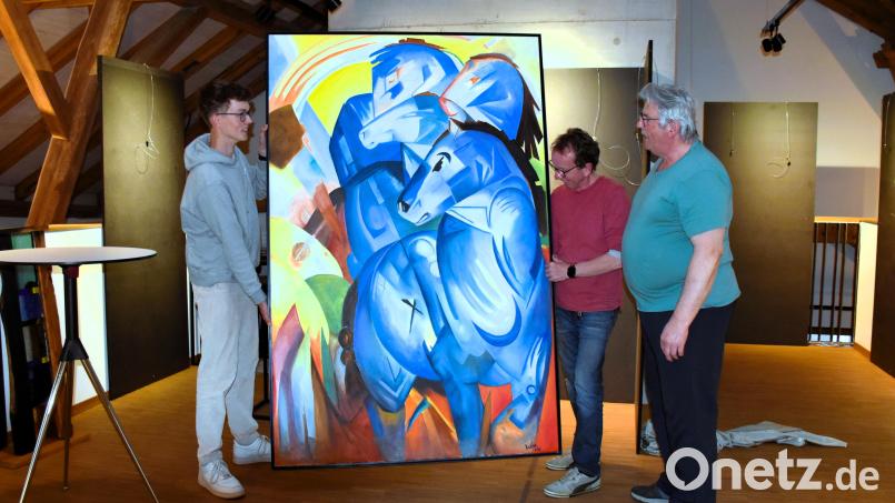 Luca Braun, Kunsthaus-Waldsassen-Vorsitzender Wolfgang Horn und Hauptorganisator Werner Müller (von links) platzieren ein großformatiges Werk von Müller. Etwa 100 Objekte wird es bei der 10. Gemeinschaftsausstellung auf drei Stockwerken zu sehen geben. Bild: ubb