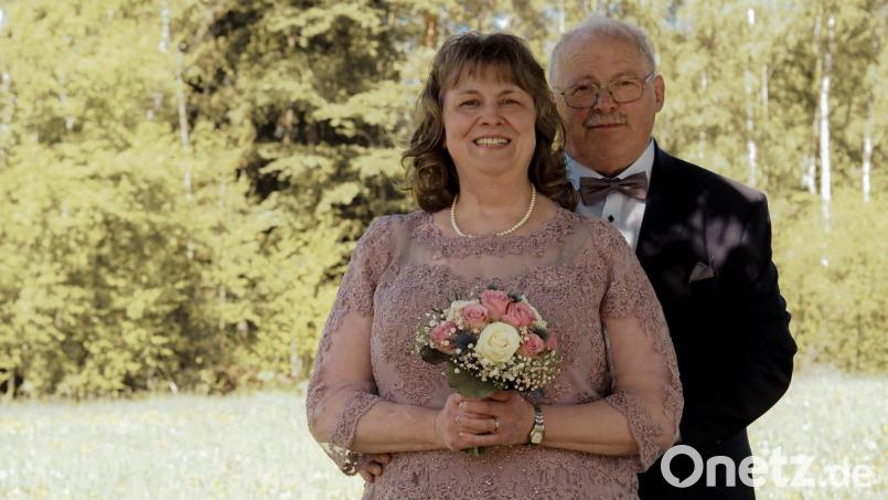 Klaudia und Georg Killinger haben sich über eine Kontaktanzeige in der Zeitung kennengelernt. Am Samstag haben die beiden in Friedenfels geheiratet. Bild: Dagmar Selch/exb