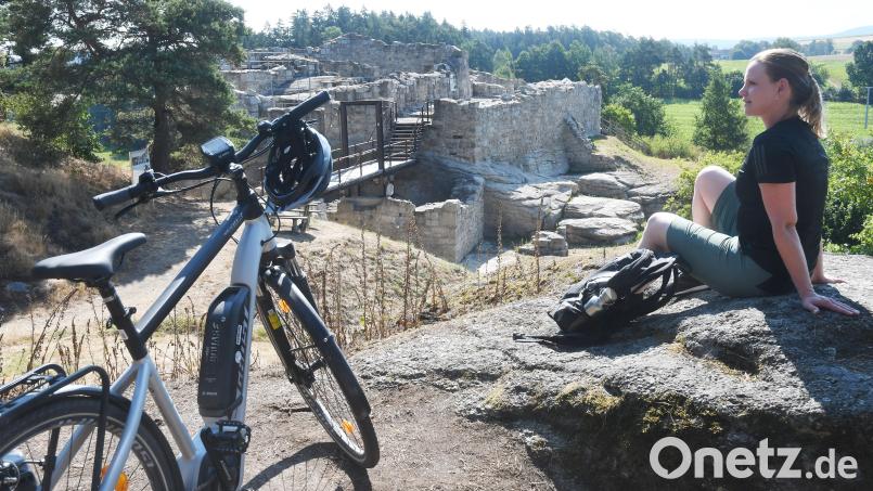 Egal ob mit dem Rad, mit dem Auto oder zu Fuß: Stephanie Wenisch kennt die schönsten Ecken der Region. Hier legt sie bei einer Fahrt mit dem E-Bike eine Rast auf dem Höhen-Radweg zwischen Tirschenreuth und Bärnau auf der Burgruine Liebenstein ein. Archivbild: Gabi Schönberger