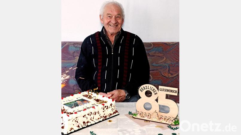 Karl Bamler (85) lässt sich die Geburtstagstorte, die seine Tochter Birgit gebacken hat, schmecken. Bild: Harald Meierhöfer