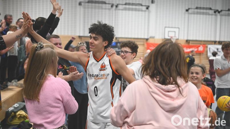 Nach dem knappen Erfolg im Saisonfinale gegen Nürnberg feiern die DJK-Fans die Spieler (im Bild Mike Tzavaras). Doch der Klassenerhalt war damit noch nicht sicher, wie sich herausstellte. Bild: Tobias Schwarzmeier