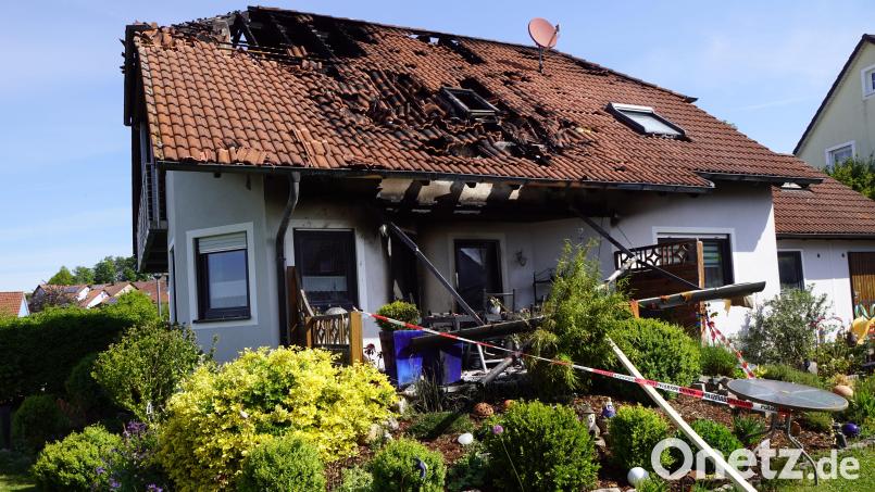 Am Dienstagabend kam es bei einem Haus am Lettenring in Kastl zu einer Verpuffung, in deren Folge das Dach Feuer fing. Bild: bkr