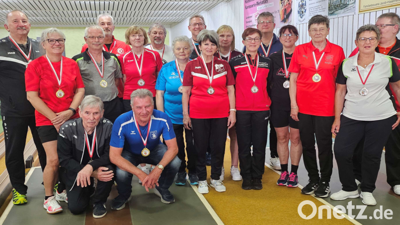 Alle siegreichen Teilnehmer wurden vom Bezirkssportwart Helmut Vogl (rechts) mit Medaillen geehrt. Für die Bayerischen Meisterschaften in Bamberg respektive Passau wünschte er allen Teilnehmern viel Erfolg. Bild: ruw