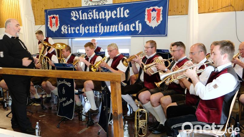 Mit viel Schwung und Temperament feierte die Blaskapelle Kirchenthumbach mit Gastdirigent Franz Tröster (links) im SC-Sportheim das 35-jährige Bestehen. Bild: Robert Dotzauer