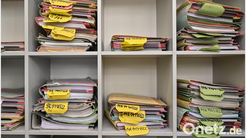 Stapelweise Akten: Der Bürokratieabbau beschäftigt die Staatsregierung immer wieder. Symbolbild: Patrick Pleul/dpa