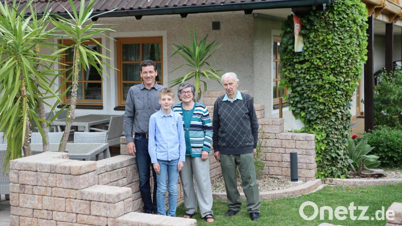 Die Pension Rundblick in Rieden hat eine lange Geschichte und war stets in Familienhand. Drei Generationen der Familie Hentschel von der Pension Rundblick: Chef Manfred Hentschel (von links), sein Sohn Elias sowie die Gründer Kunigunde und Ernst Hentschel. Bild: Michael Rabenhofer [mrr] (michael.rabenhofer@freenet.de)