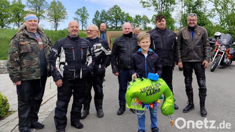Die Fish-Bikers übergeben Luca seinen Dino-Ballon inklusive Geschenke. Bild: Markus Meyer