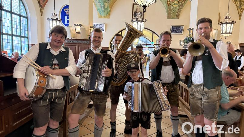 Philipp (9) aus Rotzendorf meistert seinen Auftritt mit den Obermüller Musikanten im Hofbräuhaus in München mit Bravour. Bild: Hofbräuhaus München
