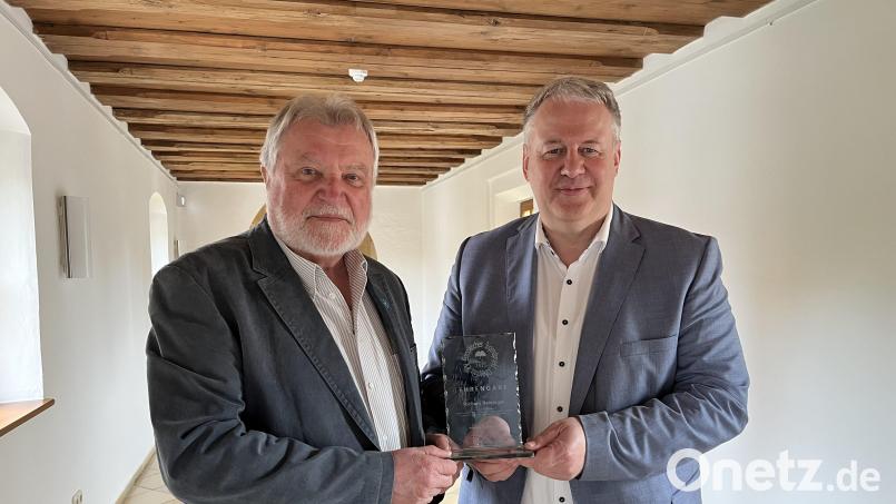 Landrat Richard Reisinger (rechts) dankte Hartmut Schendzielorz für dessen unermüdliches Engagement. Bild: Christine Hollederer