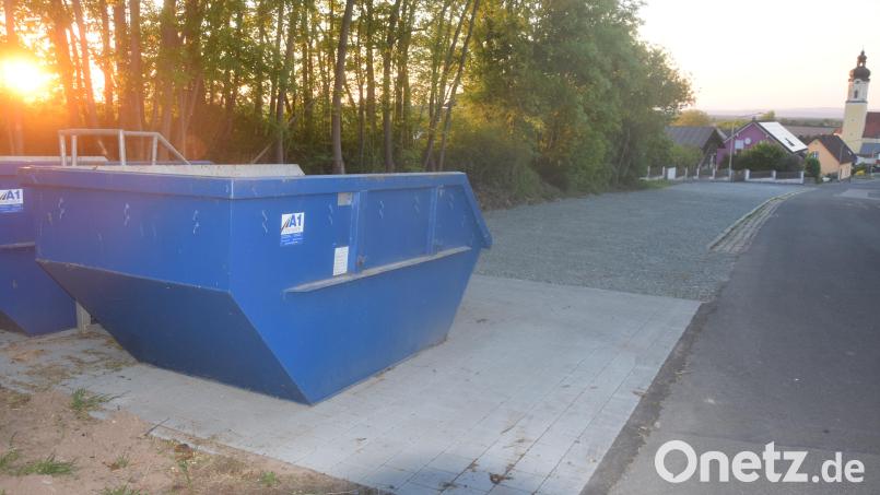 Der neue Containerstandort in der Hirschauer Straße gegenüber dem Friedhof. Grüngutcontainer stehen schon. Bild: fz