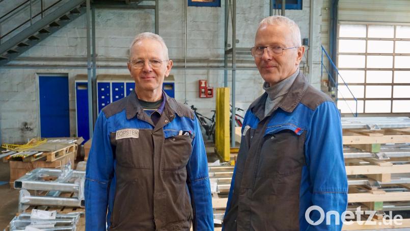 Die Zwillinge Josef (links) und Albert Riedl arbeiteten fast 50 Jahren im selben Weidener Betrieb. Es ist nicht die einzige außergewöhnliche Geschichte in ihrem Leben. Bild: jut