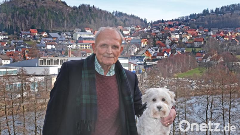 Am Aussichtspunkt oberhalb des Mühlweihers mit Blick auf den Ort samt Pankratiuskirche und Burg sammelt Herbert Sörgel Gedanken für die nächste Predigt. Oft mit dabei ist &quot;Shorty&quot;. Bild: nm