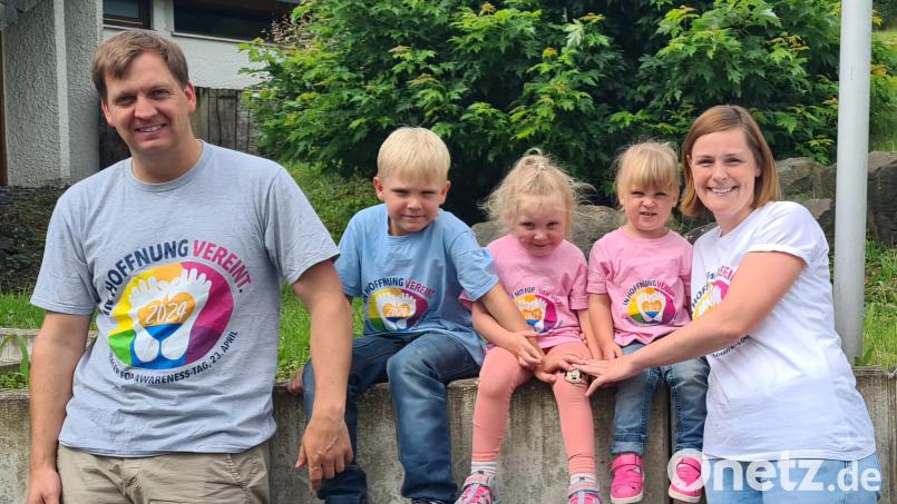 Susanne und Bernhard Gradl mit ihren Kindern (von links) Johannes, Anna und Sophia. Anna leidet an der seltenen Krankheit FOP. Bild: Gradl