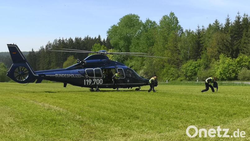 Kaum ist der Helikopter der Bundespolizei auf der Wiese neben der Straße zum Grenzübergang Waldsassen gelandet, springen die Einsatzkräfte ab, sammeln sich und laufen zum Kontrollpunkt. Bild: lnz