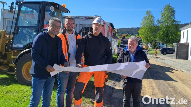 Bürgermeister Franz Tauber (von links), Kevin Krauss,Polier Helmar Schauer von STRABAG, und Verwaltungsleiter Lothar Huber freuen sich über die Sanierung der Liftstraße. Bild: gis