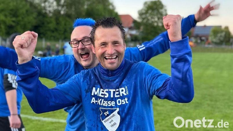 Mission Wiederaufstieg gelungen: Trainer Markus Schreiner feiert zusammen mit einem Fan den Kreisklassenaufstieg des SV Altenstadt/Voh. Bild: Lena Grosser