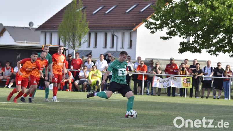 Sichere Schützen: Das 1:0 für den ASV Haselmühl im Relegationsspiel gegen den SC Germania Amberg. In der 10 .Minute verwandelte Daniel Ibler einen Elfmeter. Bild: Hubert Ziegler