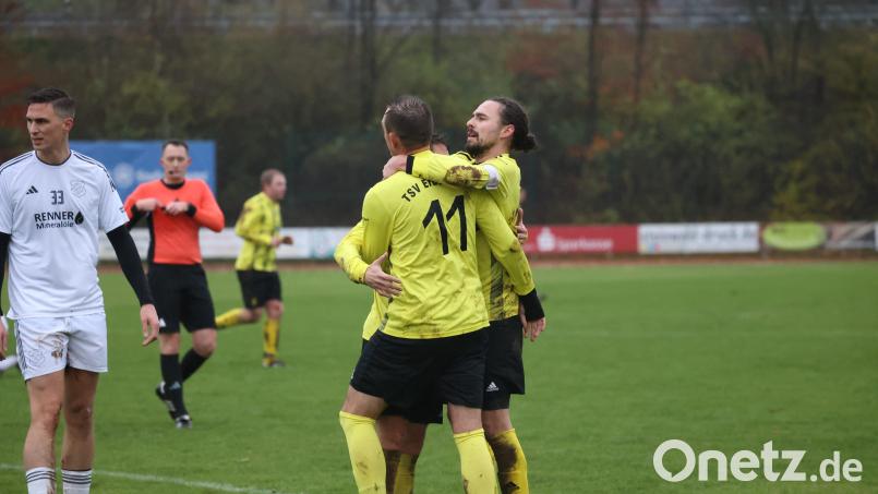 Jubelnde Spieler in Schwarz-Gelb – das wünscht sich der TSV Erbendorf am Freitagabend in Vilseck, wenn es in der Bezirksliga-Relegation gegen den 1. FC Rieden geht. Bild: Dieter Jäschke