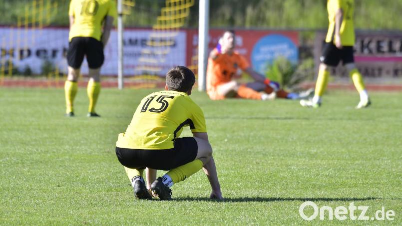 Riesenenttäuschung beim FC Amberg: Nach einer verkorksten Landesligasaison muss sich der Absteiger in Roding anständig aus der Liga verabschieden. Bild: Hubert Ziegler