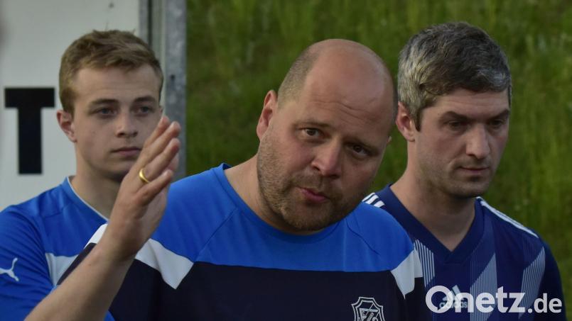 Schmidgadens Trainer Christopher Neidl (Mitte) ist mit seiner Mannschaft im ersten Relegationsspiel gegen den SV Obertrübenbach gefordert. Bild: mhs