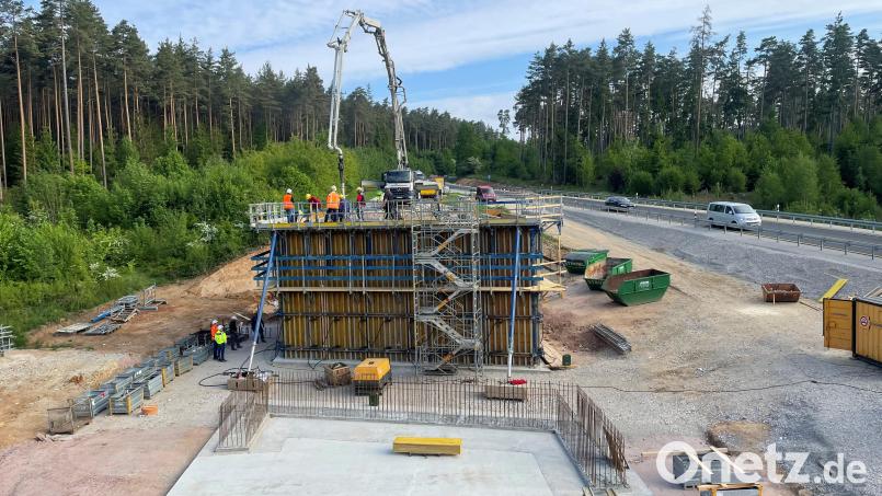 Die Bauarbeiten an der neuen B 85-Brücke in der Wolfsgrube schreiten gut voran – jetzt wurde das nördliche Widerlager des neuen Bauwerks betoniert. Bild: Stefan Noll