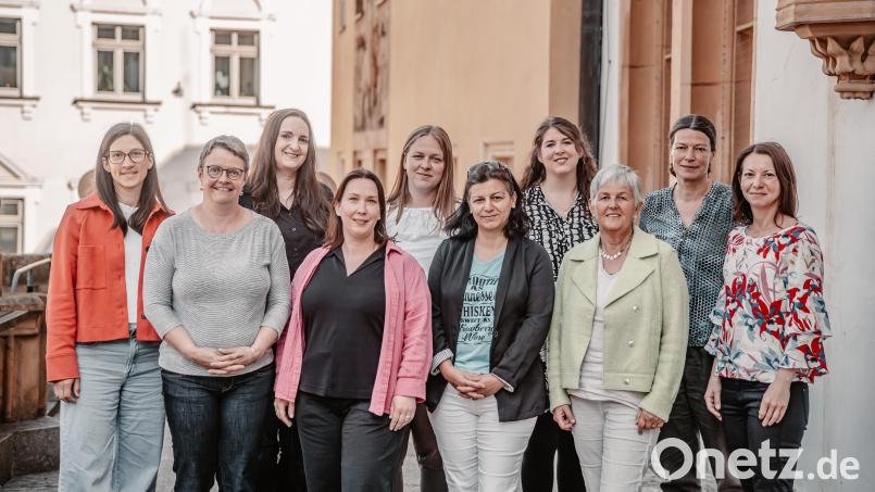 Die Gleichstellungsbeauftragten der Oberpfalz hielten ihr halbjährliches Treffen diesmal in Amberg ab. Von links: Tanja Schmidbauer (Landkreis Cham), Susanne Reinhardt (Weiden), Dagmar Dehner (Amberg), Daniela Keller (Tirschenreuth), Kerstin Urban (Landkreises Neustadt/WN.), Tüllin Makas (Bezirk Oberpfalz), Nadine Gräml (Amberg), Helga Forster (Landkreis Schwandorf), Sandra Gretschel (Regensburg) und Silvia Stiegler (Landkreis Regensburg). Bild: Michael Golinski, Stadt Amberg