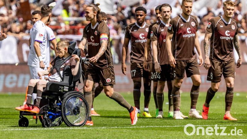 So wie der Fan hier können Rollstuhlfahrer Fußballspiele in der Bundesliga nicht immer genießen. Viele erhalten erst gar keinen Zugang. Bild: Axel Heimken/dpa