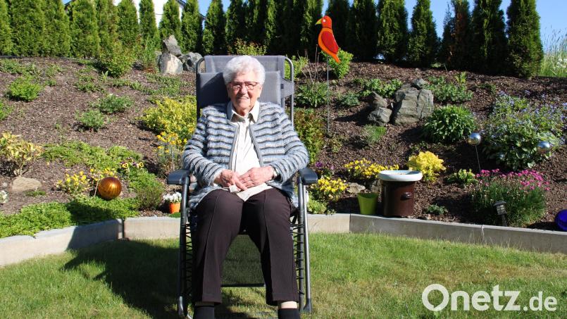 Annemarie Nachtmann genießt ihr Leben in ihrem Garten. Kaum zu glauben, dass die noch vielseitig interessierte Neustädter Sportpionierin 90 Jahre alt wird. Bild: prh