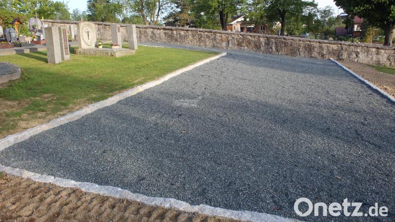 Unterhalb des Urnengemeinschaftsgrabes haben Bauhofmitarbeiter ein neues Urnengrabfeld angelegt. Bild: soj