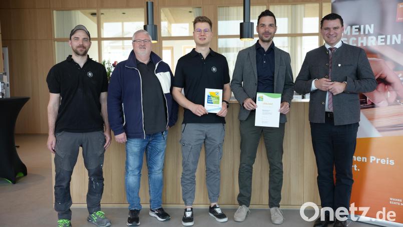 Anton Janisch(von links), Christian Uhl, Lukas Schiller und Geschäftsführer Fabian Kraus freuen sich über die Auszeichnung, die Landrat Thomas Ebeling überreicht. Bild: Laura Kohl, Landratsamt Schwandorf