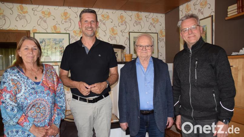 Jetzt steht der Berichterstatter einmal selbst im Mittelpunkt. Zum 80. Geburtstag von Leonhard Ehras (Dritter von links) gratulierten (von links) Seniorenbeauftragte Ute Höhlein, Bürgermeister Roman Berr und Pfarrer Markus Vedder. Bild: hdk