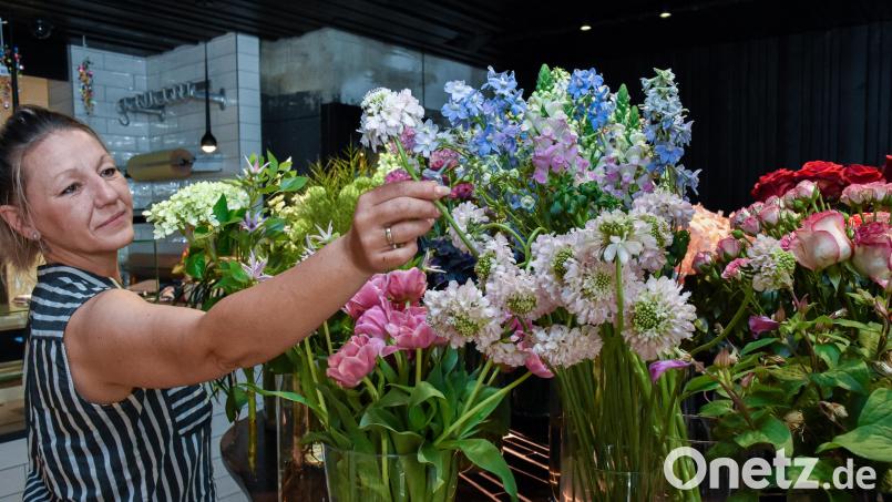 Kerstin Münch und ihre Blumen. Eine Liebe, die die Floristin seit ihrem 15. Lebensjahr begleitet. Im Concept-Store im Zentral am Marktplatz in Amberg hat ihr Geschäft "Pusteblume" eine neue Heimat gefunden. Bild: Stephan Huber