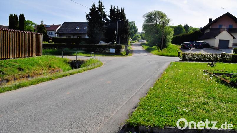 Zum Start des Hochwasserschutzes im Freudenberger Ortsteil Greßmühle wird jetzt erst einmal die Wasserleitung neu verlegt. Bild: Alfred Schorner [sche] (a.schorner@t-online.de)