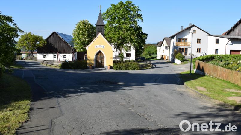 Der Dorfplatz in Döswitz wird in nächster Zeit neu gestaltet. In diesem Zuge wird in diesem Bereich die Wasserleitung gleich mit erneuert. Bild: bnr
