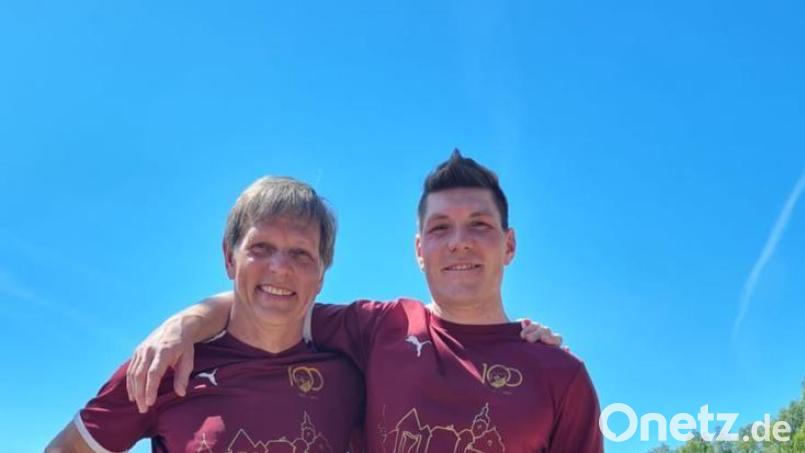 Der Fußball schreibt die schönsten Geschichten. Oliver Danzer (links) stand gemeinsam mit Papa Erwin auf dem Platz. Bild: Familie Danzer